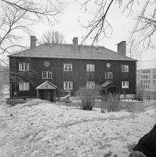 Exteriör av 2 - våningslänga med provisoriska bostäder. Entré via förstukvistar. Vanadislunden