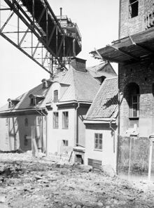 Stora Glasbruksgatan 3 och 5 under Katarinahissens bro. Vy norrut