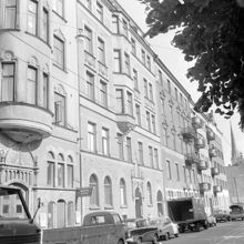 Narvavägen 20 söderut.