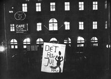 Stadsmuseets huvudfasad sedd i kvällsmörker år 1968.