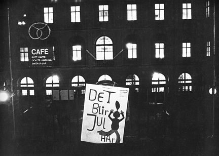 Stadsmuseets huvudfasad sedd i kvällsmörker år 1968.