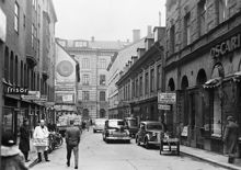 Beridarbansgatan norrut mot gamla Konstfacksskolan. En varmkorv-försäljare står vid trottoaren