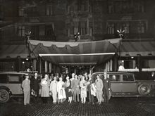 Grand Hotel. Cadillac-karavanen Stockholm-Madrid. Här framkomna trafikanter och mottagningskommitté utanför hotellet.