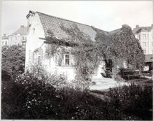 Karlbergsvägen 15-21. Gårdsinteriör med hus och trädgård
