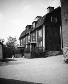 Långholmsgatan 10 i kv. Tobaksspinneriet. Fasad mot gården där ett barn går. Nuvarande Långholmsgatan 12 och Högalidsgatan 23