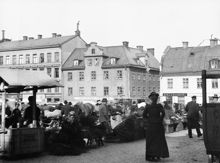 Torghandel vid Hötorgets norra sida. Dåv. Kungsgatan 6 och 8 i fonden med Holländargatan mellan husen. Nuv. Kungsgatan 44 och 46