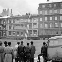 Människor som betraktar släckningsarbete på taket till Arvid Nordquist HAB, Biblioteksgatan 27