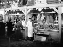 Hötorgshallen. S. Samuelssons och W. Johanssons köttbutiker i saluhallen
