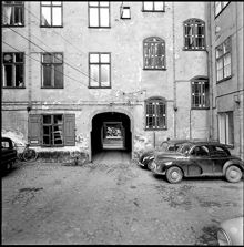 Hamngatan 17. Inkörsporten från gårdssidan