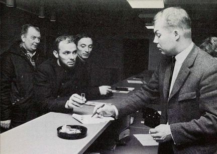 Invandrare ställer frågor på Immigrant Service.