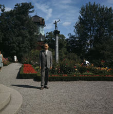 Ingemar Gram, trädgårdsmästare på Stockholms gatukontors parkavdelning, på Galleriterrassen, Waldemarsudde.