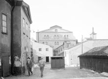 Kv. Lohiska Bruket från öster med kv. Järngraven Övra i förgrunden. Kvarteret låg mellan Söder Mälarstrand och Brännkyrkagatan, husen revs 1954. Härunder ligger nu Södertunneln