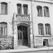 Kaptensgatan 13, entrén