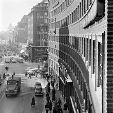 Kungsgatan västerut från kv. Oxhuvudet, vid korsningen Sveavägen. Till höger Centrumhusets fasad, Kungsgatan 32-38