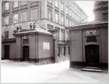 Södra porten till Klara kyrkogård fotograferad ut mot Klara Södra Kyrkogata
