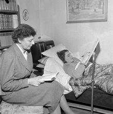 Sjukskrivna abiturienten Annmari Bohman gör ett skriftligt prov i svenska sängliggandes under övervakning av Marianne Björling