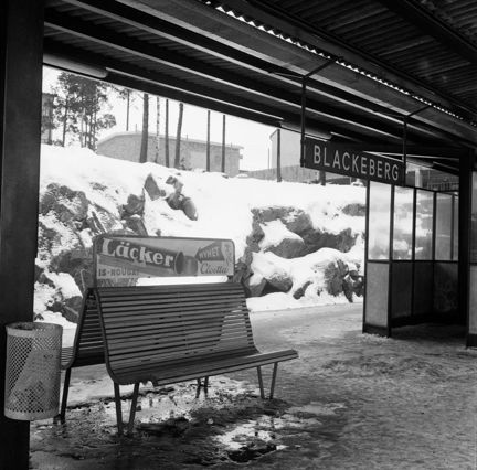 Tunnelbaneperrong. Bänk med reklam för is-nougat från Cloetta.