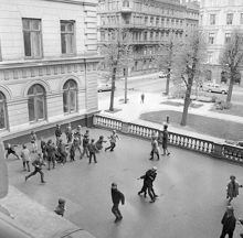 Skolgården vid Carlssons skola. Karlavägen i fonden