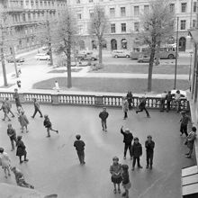 Carlssons skola, skolgården. Karlavägen i fonden