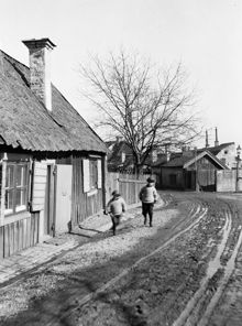 Två pojkar vid Västra Kvarngränd 10. Nuv. kv. Kvadraten, ung. vid Allhelgonagatan