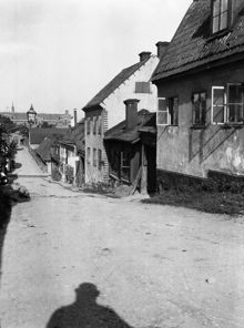 Bengt Ekehjelmsgatan 17, 15 och 13 österut. Fotografens skugga ses i bildens nedre kant. Då kv. Bergsgruvan Mindre. Platsen mosvarar idag parken Bergsgruvan vid Fatbursgatan 36 och 37