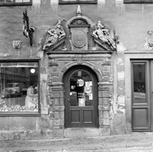 Portal i Schantzska huset Stortorget 20. Entré till en livsmedels- och mjölkaffär.