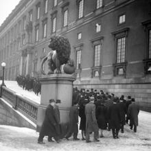 Lejonbacken. Riksdagsmännen på väg till slottet för riksdagens högtidliga öppnande