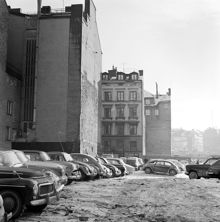 Rivningstomt i kv. Uppvaktaren mot Jakobsbergsgatan och kv. Putten. Bilparkering