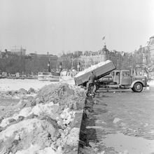 Snötippning i Nybroviken från Strandvägen