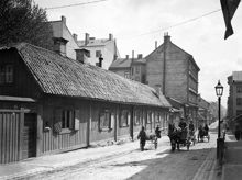 Luntmakargatan söderut från Odengatan. T.v. Luntmakargatan 66-62 (nuv. 98-92) i kv. Sandberget