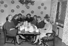 Bromma. Sammanträde om julinsamling/julfemman. Fr. v. Asta Hafström, Asta Rydin, Brita Setterberg, Irma Jacobson, Elsa Kjellgren, Ester Lindahl och Ingrid Holm