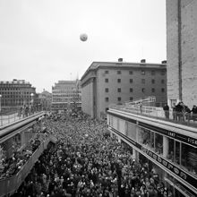 Sergelgatans invigning 1959. Folksamling på Sergelgatan och Hötorget norrut