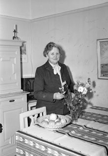 Mattis Hörlén, i sitt hem på Heleneborgsgatan. Hon avtackas då hon lämnar sin tjänst som ""Statens instruktör i hemslöjd""