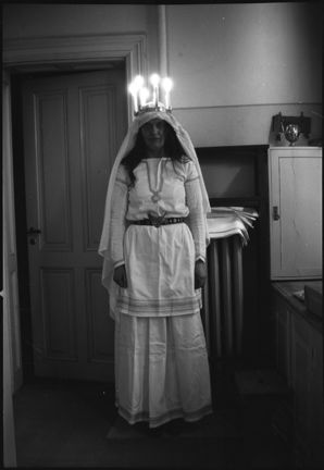kvinna i luciakläder 