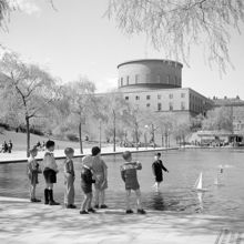 Plaskdammen vid Sveavägen. Stadsbiblioteket i fonden