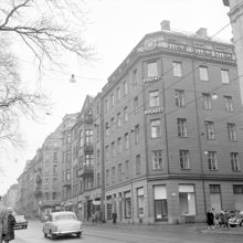 Sturegatan 26 och Cardellgatan 1 t.h.