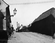 Lilla Badstugatan norrut från Kungstensgatan. T.v. kv. Sandgropen, t.h. kv. Skogvaktaren. Idag går Sveavägen fram där kv. Skogvaktaren en gång låg