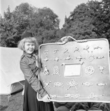 Vasaparken. En scoutflicka håller i en tavla med knopar, på ungdomens och frivilliga försvarets dag