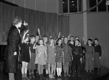 Ringvägen 58, Eriksdals folkskola. Barn demonstrerar berättande sång tillsammans med sin lärarinna, under småskollärarinneförbundets kurs i sångundervisning