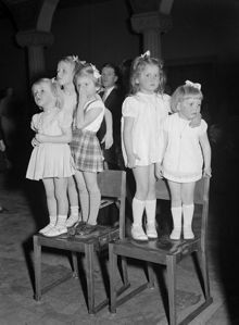Hantverkargatan 1, Stadshuset. Julgransplundring i Blå Hallen, arrangerad av TCO. Några flickor står på stolar