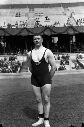 Olympiska spelen i Stockholm 1912.  A.O. Ahlgren som i mellanvikt B brottades oavgjort i nio timmar mot J. Böling, Finland. Båda fick en 2:a placering.