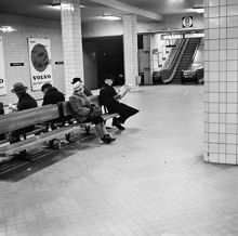 Väntande resenärer på Hötorgets tunnelbanestation