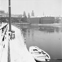 Vintervy från Strömgatan mot Norrström. T.v. Riksdagshuset på Helgeandsholmen, Storkyrkans kyrktorn i fonden och t.h. Riksdagens ledamotshus på Kanslikajen