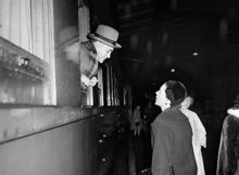 Ralph Bunche ankommer till Stockholm med tåg för att mottaga Nobels fredspris