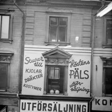 Drottninggatan 45. Fasadens mittparti med skyltar. Kvarteret består idag av Åhléns varuhus