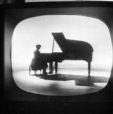 TV-bild av kvinna vid flygel