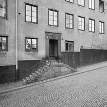 Bastugatan 15. Porten och del av fasaden