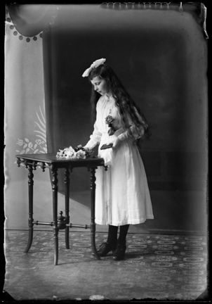 Konfirmationsporträtt av Eva Sporrong.