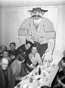 Götgatan 49-51. Taklagsfest på hotell Malmen. Borgarrådet Gösta Wennström i samtal med några av byggnadsarbetarna