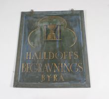 Skylt från Halldoffs begravningsbyrå